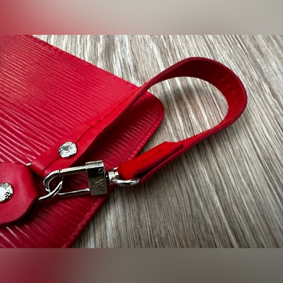 FAUX NWOT CLUTCH W STRAP - I ACCEPT ALL REASONABLE OFFERS - BEAUTIFUL - FAUX - Picture 6 of 6